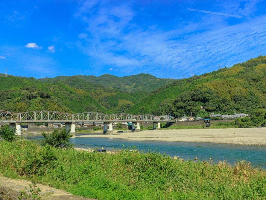 清流仁淀川を目の前に、大自然の中でBBQを楽しめます。