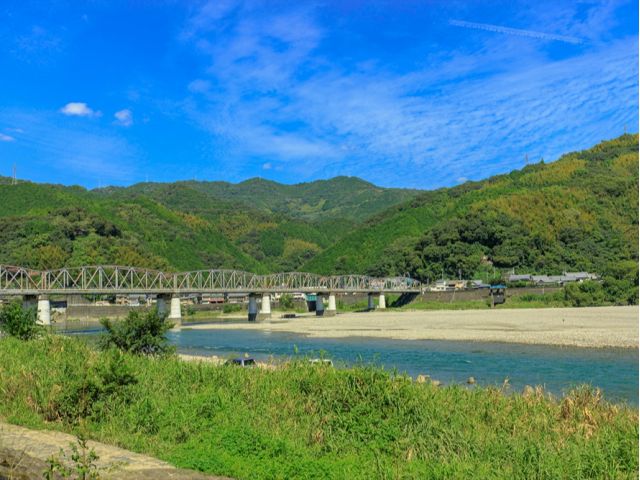 清流仁淀川を目の前に、大自然の中でBBQを楽しめます。