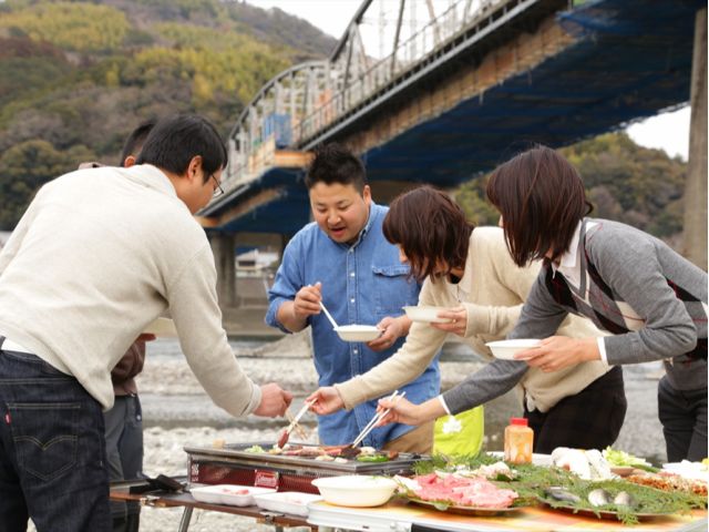 目の前が河原や公園なので、自分の好きな場所で回りに気にすることなくBBQを楽しめます。