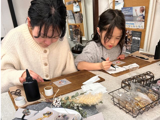 天然石の砂で宝探し☆完成写真や記念写真も撮らせて頂きます♪