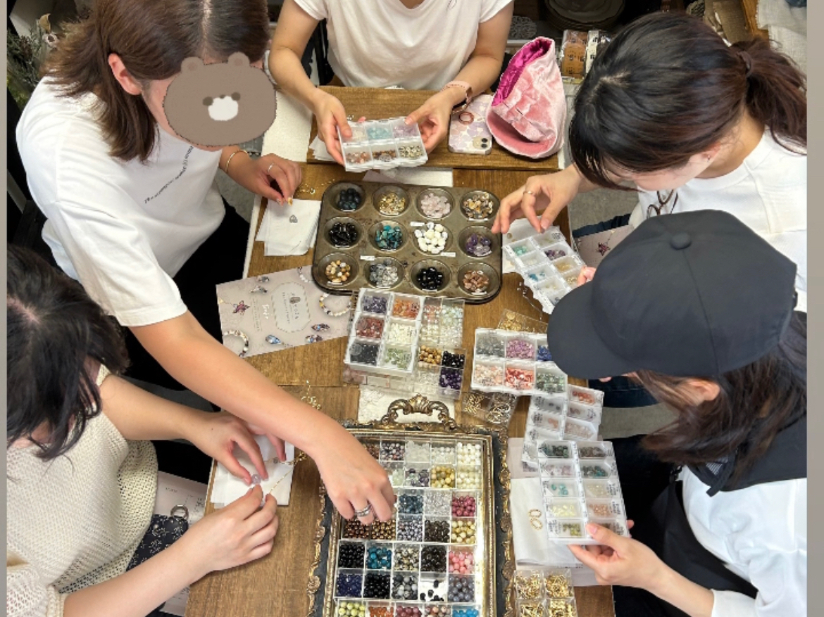 天然石の他、シェルやラメなども使用して華やかなアクセサリーに仕上げます