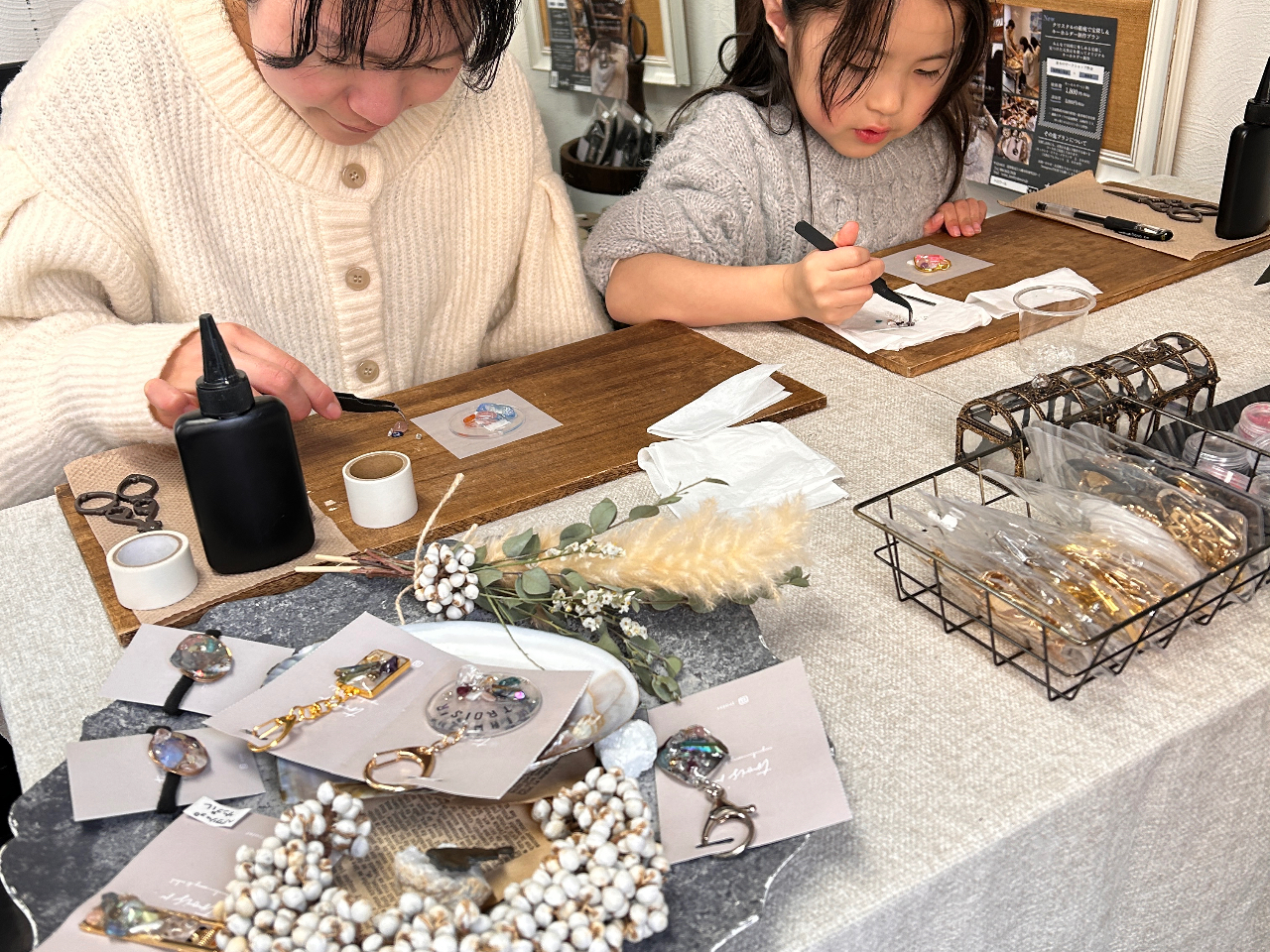 ガチャ1回付き】鉱物宝探しと見つけた天然石でキーホルダーorヘア