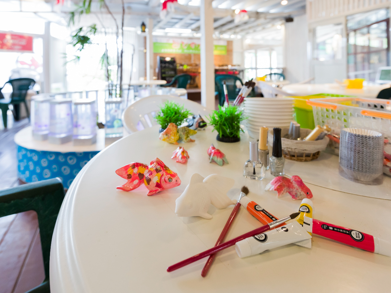大人気!金魚の形をした素焼きの陶器に、思い思いのカラーを塗って、オリジナル金魚をつくっちゃおう!