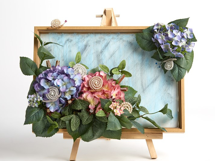 作品名「梅雨」・・・カタツムリをオルネで作り、背景の雨が降ってる様子をデコパージュで表現しました。