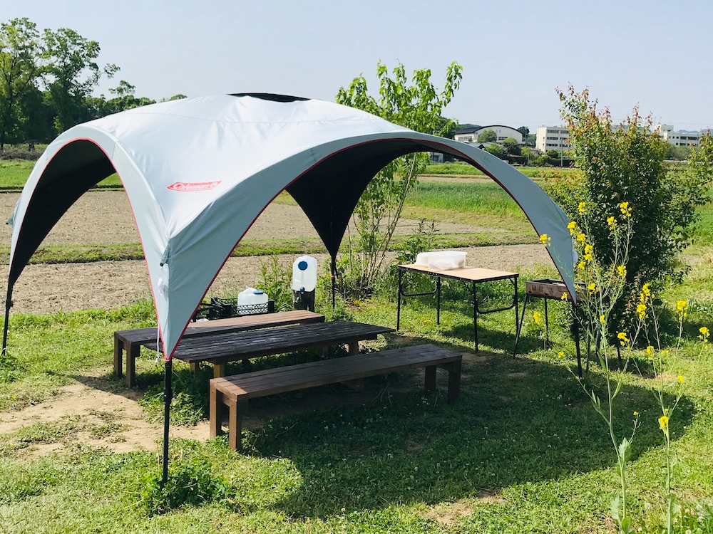 遮光率の高いタープを使用しています。炎天下、小雨でも快適です。