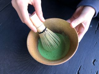 テーブルで椅子に座って、お手軽に抹茶を点てていただきます。小さいお子様もどうぞ。