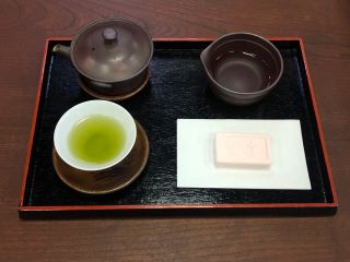急須を使って美味しく煎茶を淹れてみましょう。淹れたお茶はお菓子と共に召し上がっていただきます。