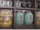 店内には江戸時代に使われていた茶壷などが展示されています。