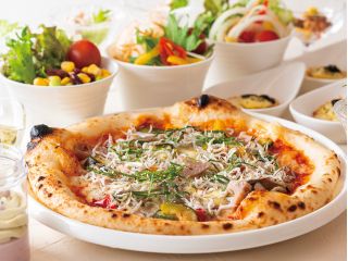 『“いばらき”を食べようフェア』の期間限定メニュー「茨城県沖しらすと夏野菜のピザ」(+500円)