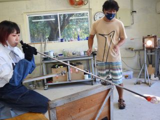 ガラスを吹くときはゆっくり長い息で吹き込みます!