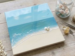 エポキシレジンで美しい白波と輝く海を描く「海レジンアート」作り体験。本物の砂や貝殻を配置し、世界に一つの作品を制作。文字入れ&安心の送料込み、無料駐車場完備。