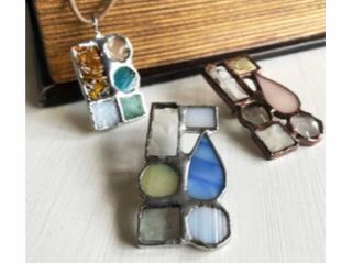 小さなパーツを組み合わせてアクセサリーを作ります。世界に一つだけのアクセサリーを作りませんか?