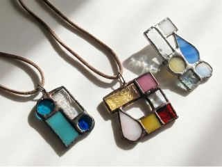 異なるガラスを組み合わせ、パッチワーク風に仕立てたアクセサリー。 既製品にはないアートな配色は、シンプルなシャツやニットのアクセントに最適です。