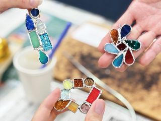 最大8パーツを組み合わせて、世界に一つだけのアクセサリーに。 迷った方におすすめの一番人気メニュー。世界に一つを持ち帰られます。