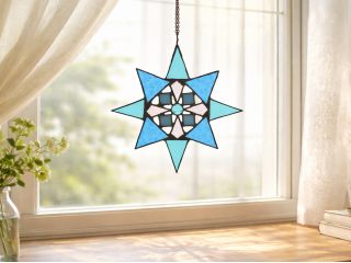 窓辺で光と影が広がる、スターオーナメント。 色合わせで部屋に馴染む一品に仕上げられます。