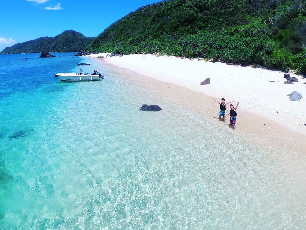 島人オーナーガイド自慢のオリジナルポイントへご案内。どこまでも続くサンゴ礁やたくさんのお魚たちに感動!