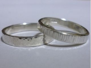 槌目リングを造っていただけます。 シルバーのリングに想い想いの槌目を施す作業をしていただきます。