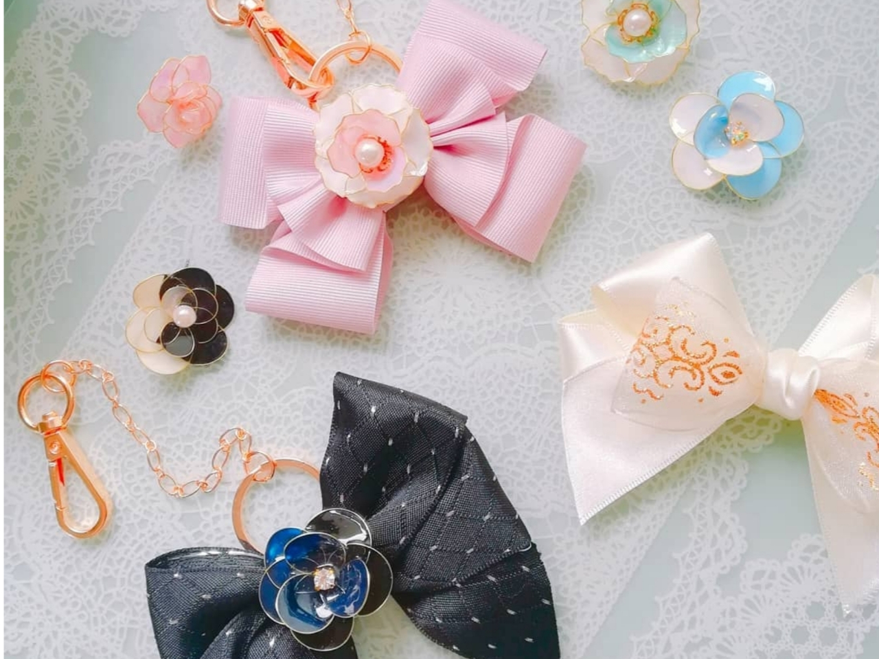 レッスンにバックチャーム金具がついています。(お花は追加料金でつけることも可能です。)