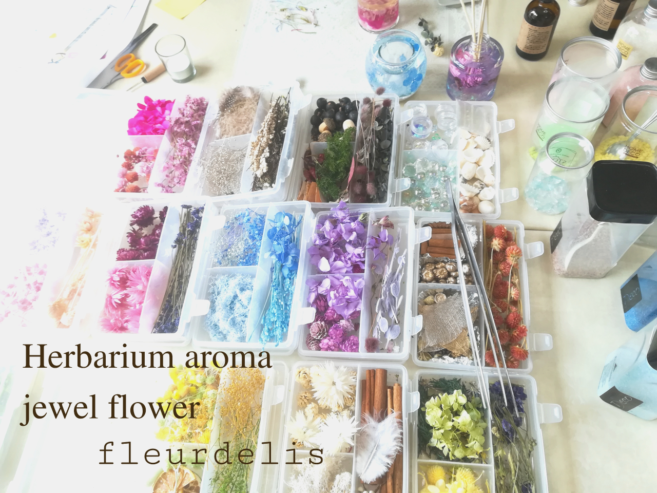 豊富な花材やキラキラビーズなど沢山ご用意しています。自由に楽しく作ってください。