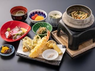 天ぷら海鮮釜飯【日帰り限定】 【お品書き】海鮮釜飯・造里盛り合わせ・天婦羅盛り合わせ・小鉢・汁物・茶碗蒸し・香物・甘味