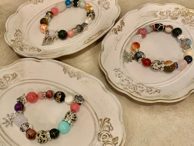 こちらはお客様の作品です!石以外にも、ロンデル(金属の飾り)やチャームなども付けられます♪