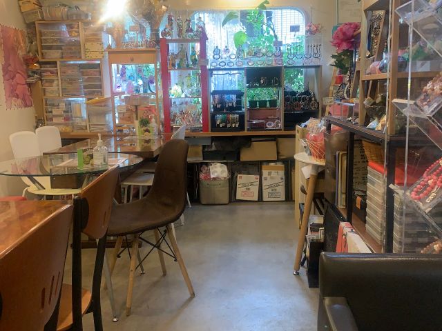 教室内の様子。キャンドルづくりの他、石鹸やバスボム、ハーバリウムやパワーストーンアクセサリーづくりの体験もできる教室になっています♪