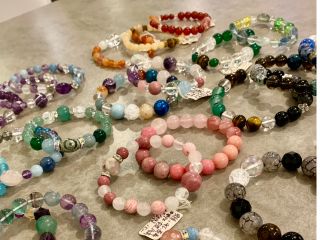 天然石パワーストーンアクセサリーづくり体験!80種類以上の石の中から、お好きなものが選べます♪体験時間は60?90分'(石選びとデザインつくるのに60分)