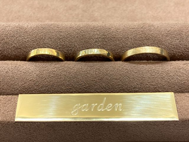 デザイン、仕上げはお好みにあわせて作成できます。真鍮リング 左:ポリッシュ 中央:槌目 右:クリスタルマット