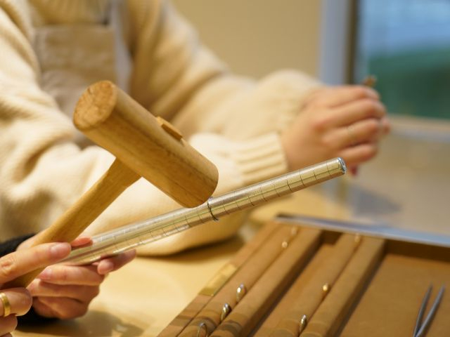今人気の鍛造法で作成します。お互いのリングを作り合ってプレゼントするのも手作りの良さです。