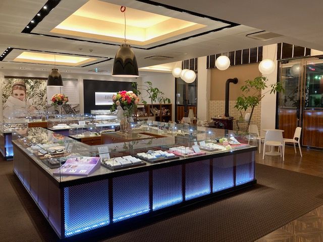 ブライダルジュエリー専門店での落ち着いたオシャレな空間で結婚指輪、婚約指輪を手作りします!