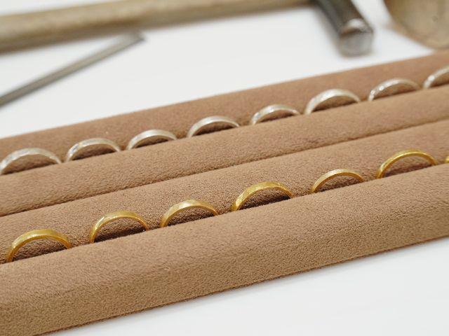 素材はプラチナまたは18金で幅、仕上げのデザインを選んでいただけます!