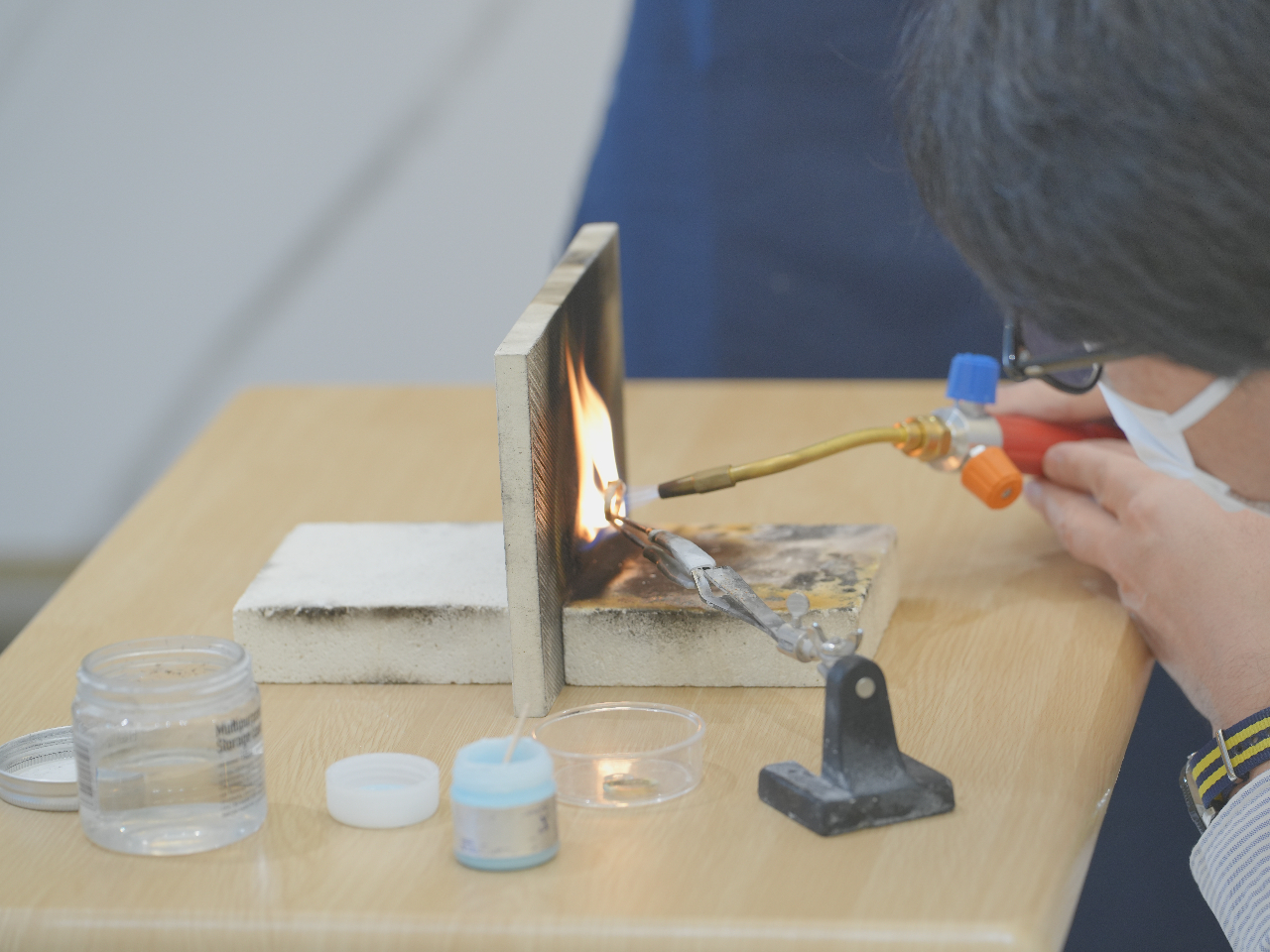 お客様のサイズにカットした地金をその場で職人がロウ付します!