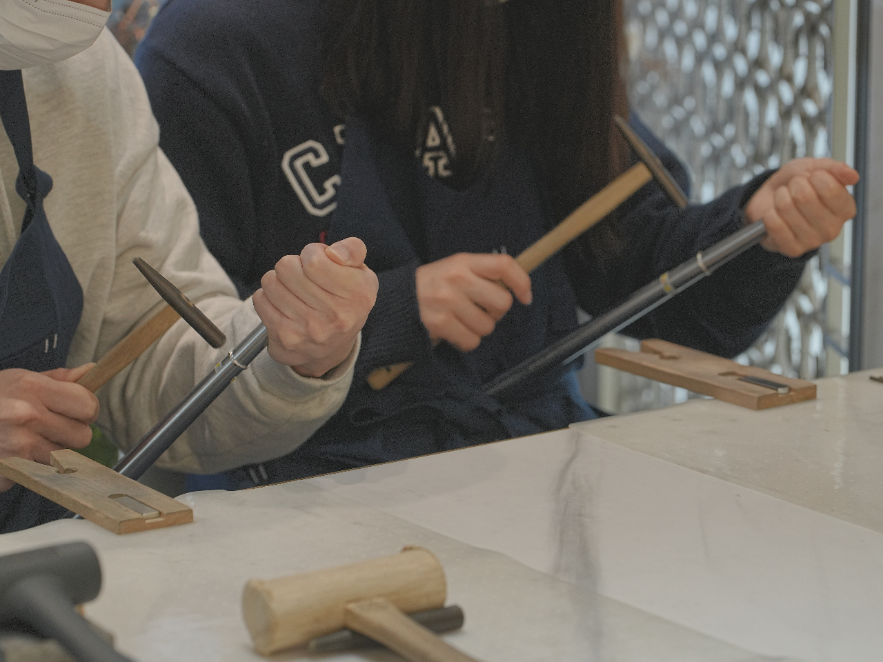 今人気の鍛造法でたたきながらサイズ調整をし、ヤスリを使って形を整え着け心地良くしていきます!お互いのことを想いながら作れる幸せな時間です。