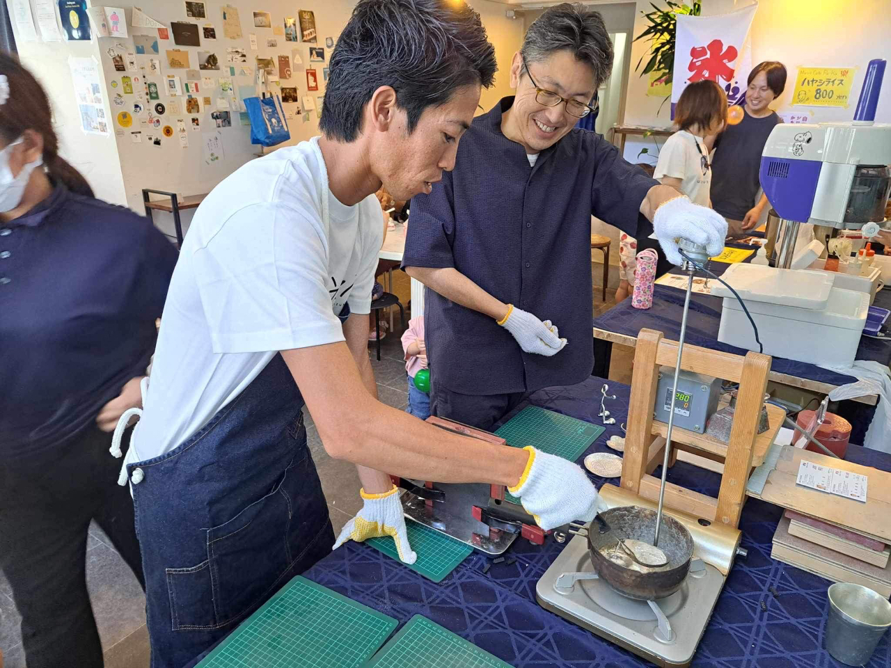 錫を溶かして型に流し込みます。