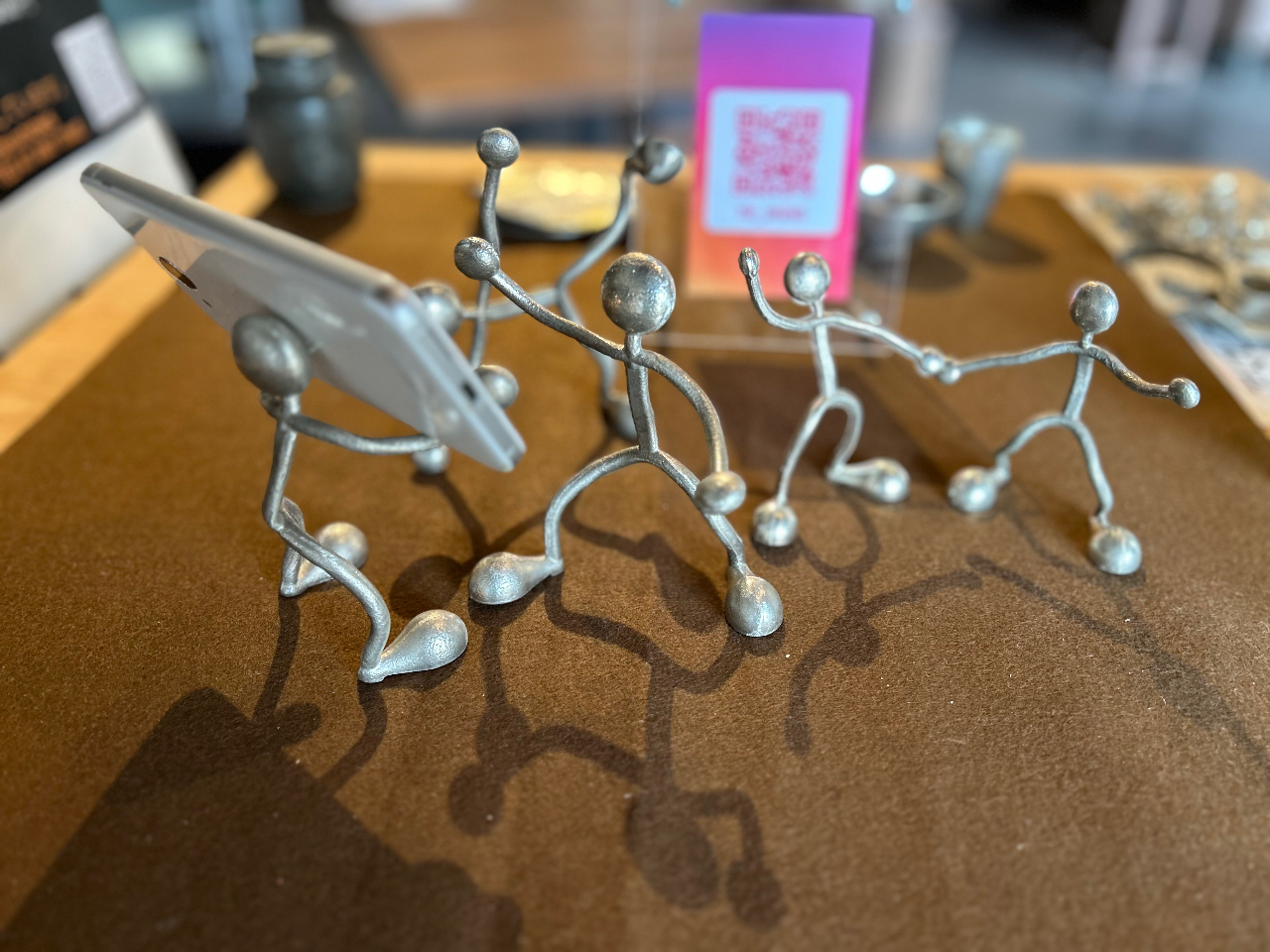 ぐにゃぐにゃに曲げて好きな形にできます。大きなサイズはスマホスタンドにもなります。