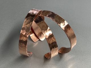 純銅製槌目平形シンプルバングル 独特な風合いの赤色が美しく、槌目の乱反射も楽しめます。