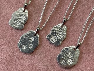 左から ねこ・いぬ ねこ・いぬ の肉球です。お好きな肉球をお選びいただきます。