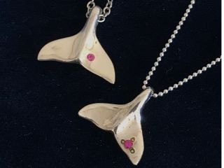 C Whale tailペンダント(縦横約2cm) 誕生石(ジルコン)が入ります。