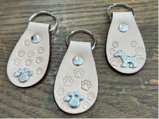 B:キーホルダー 肉球・ワンちゃんの飾りカシメを取り付け、肉球の刻印を打ち込んで作ります。
