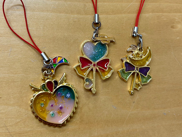 レジンアクセサリーづくり】可愛いパーツを選び、素敵なストラップを