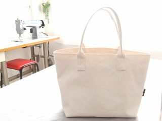 シンプルな帆布のミニトートバッグちょっとしたお買い物にぴったりサイズです。