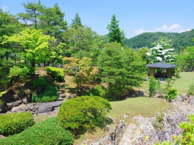【施設】季節の草花が咲く曲水庭苑