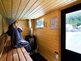 熱したサウナストーンへアロマやお湯をかけて蒸気を楽しむフィンランド式サウナ