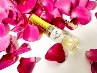 季節ごとのフローラル精油を取り入れたアロマパルファンレッスンです