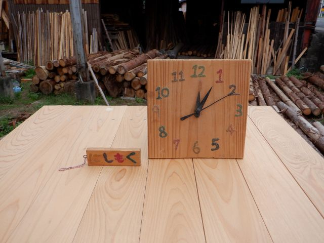 木の時計とキーホルダーを作っていただきます。
