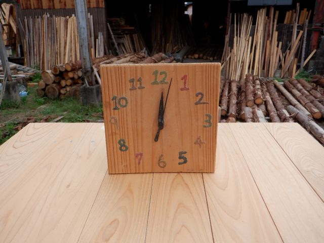 数字をOGAkKO(色のついた木の粉)で描いていただきます。