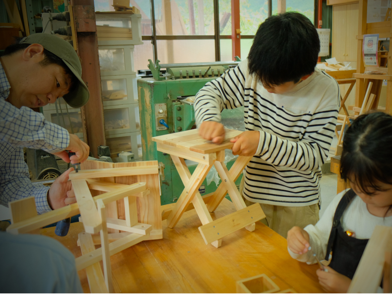 作品の良し悪しの決め手は、いかにやすり掛けを丁寧に行えるかです。角をとって丸みを持たせることでケガもしないし、艶やかな木目が際立ちます。集中してる姿が写真映え!