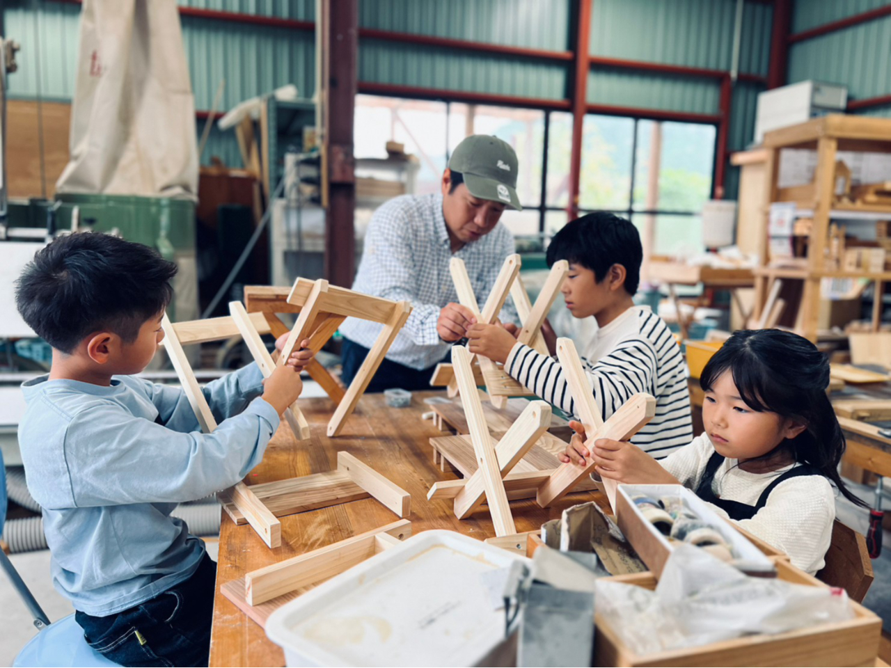 熟練の技術を持った職人さんと触れ合いながら丁寧に指導してもらえますので、小さなお子様も初心者の方でも安心して体験していただくことが可能です!