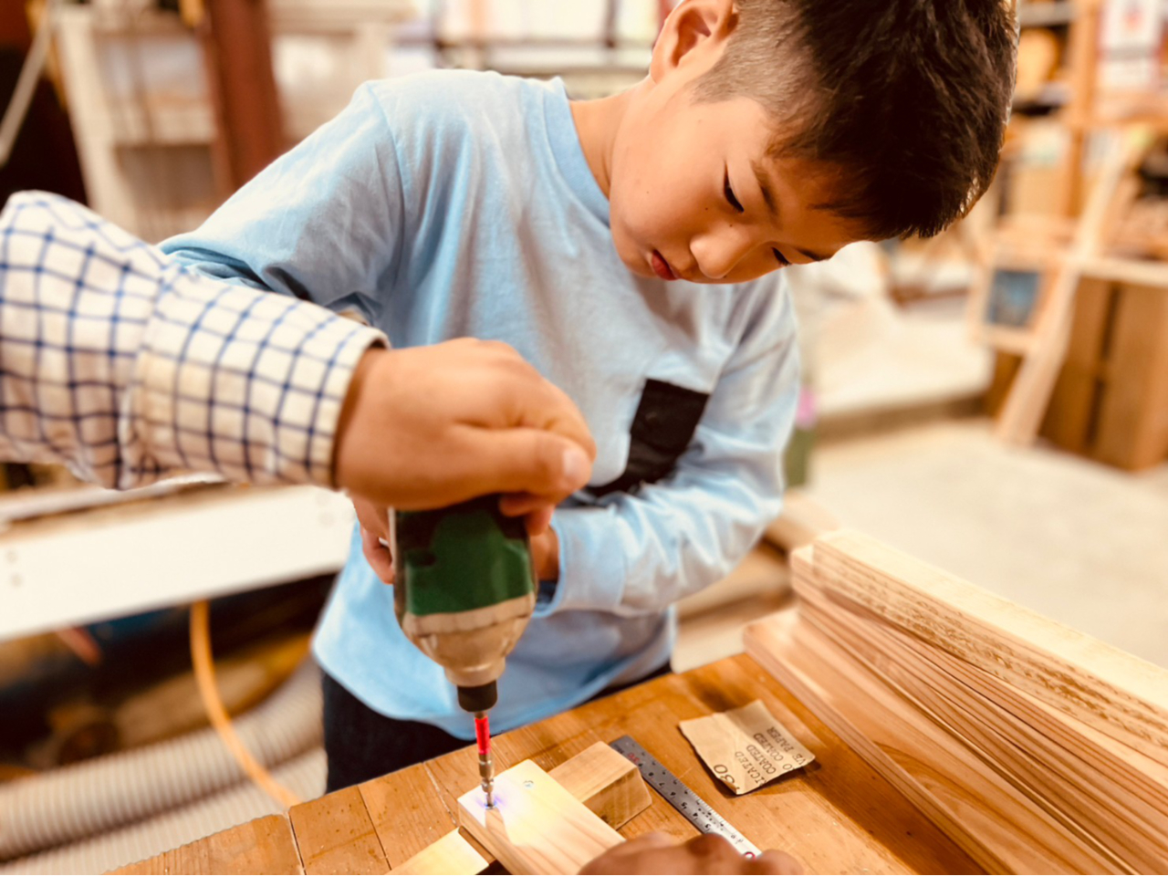 8歳の男の子の初めてのインパクトドライバー体験♪職人さんが手を持ってくれているので親も安心して見ていられます!