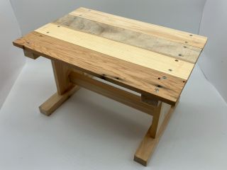 四種の木材を使ったイスです★